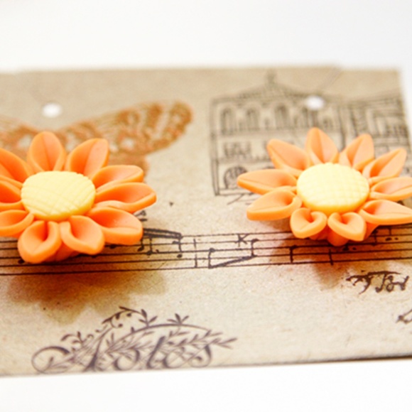 Sunflower Stud Earrings, Polymer Clay, Handmade 🌸 - Picture 3 of 5